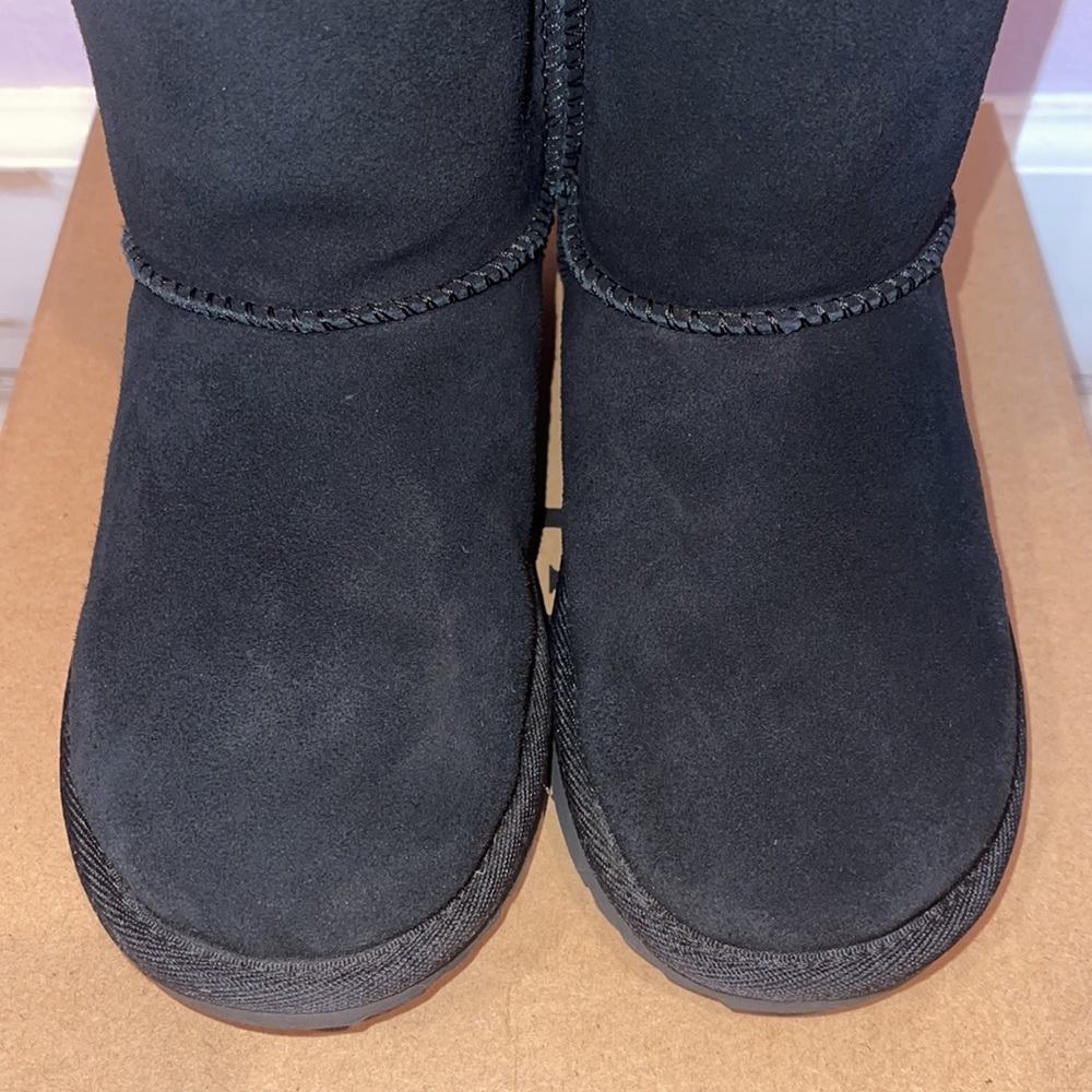 BRAND NEW Girls Black Ugg’s - Picture 6 of 16